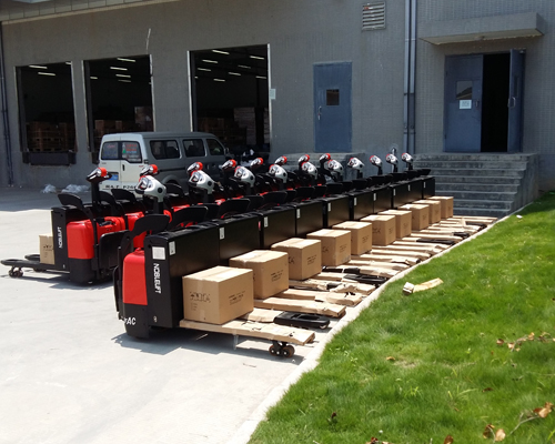 選(xuan)擇電動(dòng)叉車時(shí)需要考(kao)慮哪些(xie)關鍵因(yin)素？如何(hé)根據實(shí)際需求(qiú)進行合(he)理選型(xing)？