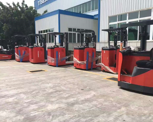 前移(yi)式叉車(che)交貨