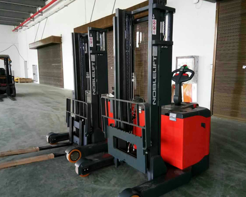 福(fú)州電動平(píng)衡重式叉(cha)車