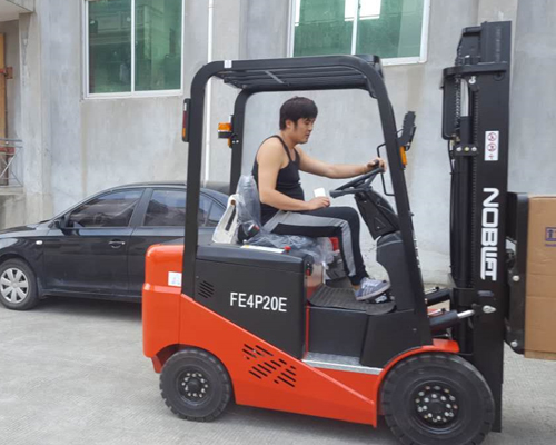 進口(kou)啤酒批(pi)發點平(ping)衡重2噸(dūn)叉車客(ke)戶試車(chē)中