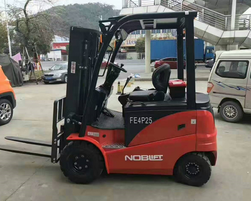 甯德(de)時代新(xīn)能源批(pi)量平衡(héng)重電動(dong)叉車交(jiāo)車