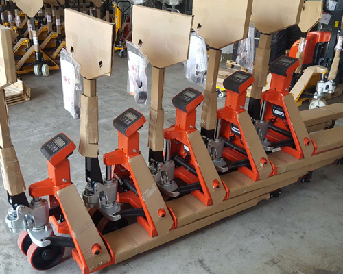 電子(zi)秤叉車(chē)--某五色(sè)金屬回(huí)收廠諾(nuo)力電子(zǐ)秤搬運(yùn)車